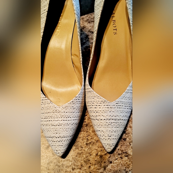 TALBOTS SKYLAR DEEP-V Sexy Dressy Embossed UPPER 2 1/2" Pumps Size 9 M - Picture 2 of 10
